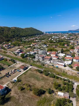 Pogled iz vazduha na naselje i okolni pejzaž. - image 3
