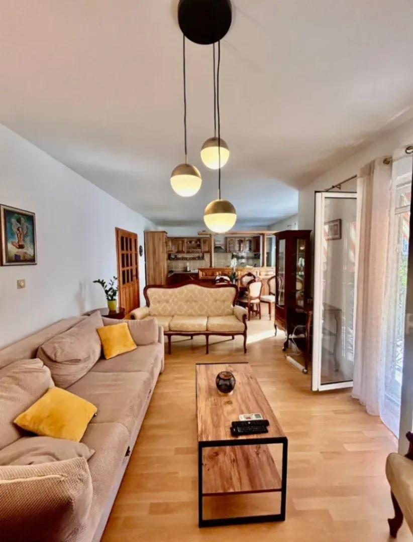 Izdavanje, dvosoban stan, 100m², Kalimanj, Tivat