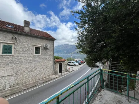 Pogled na ulicu, kamenu kuću i more. - image 10