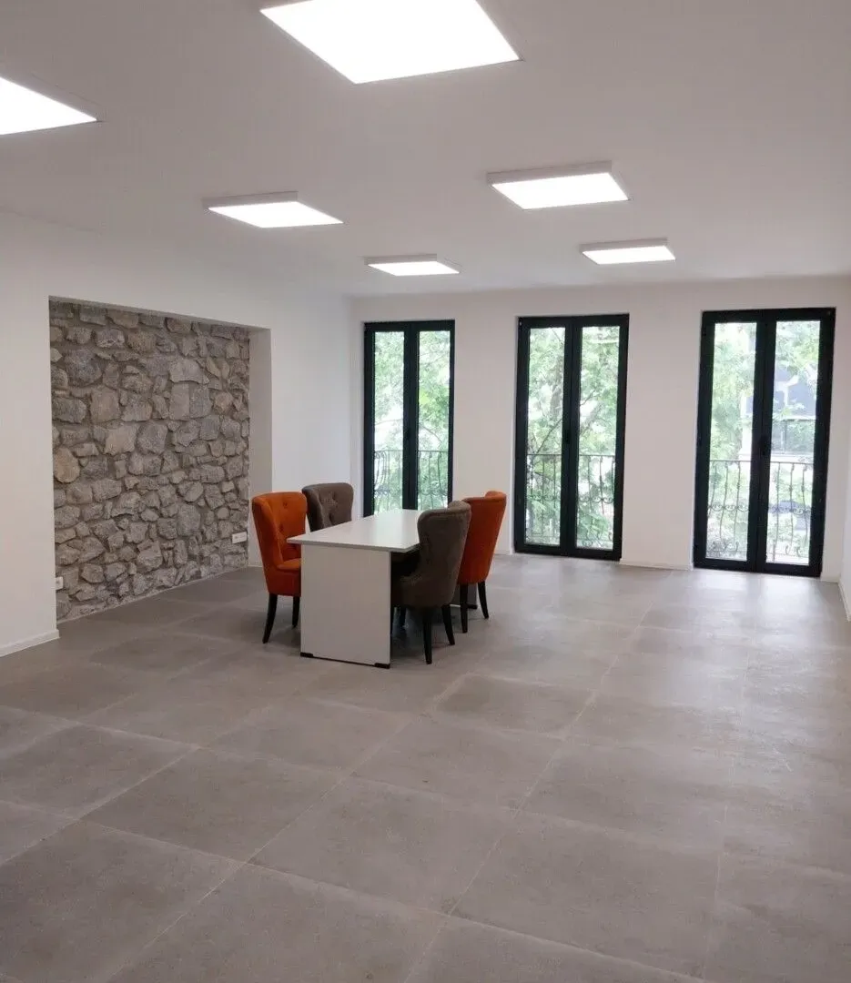 Izdavanje, dvosoban stan, 120m², Centar, Podgorica