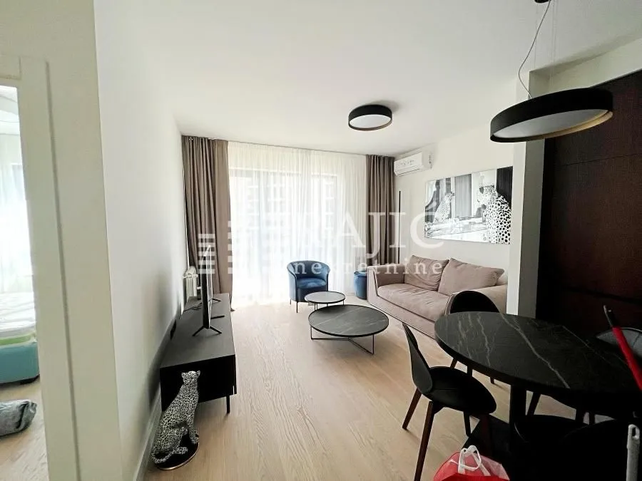 Living room with dining area and access to the terrace.