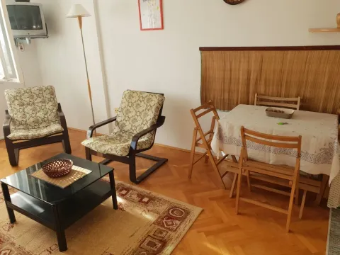 Svijetla dnevna soba sa garniturom za sjedenje i trpezarijskim stolom. - image 4