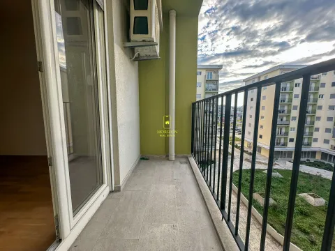 Prostrana terasa sa pogledom na susjedne zgrade i dvorište. - image 3