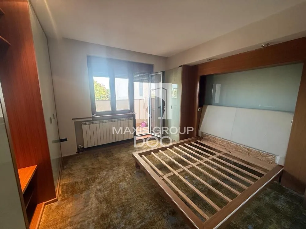 Furnished bedroom with a double bed and built-in wardrobe.