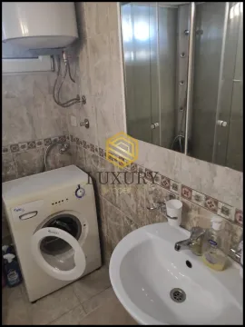 Smaller equipped bathroom with a washbasin and a washing machine. - image 9