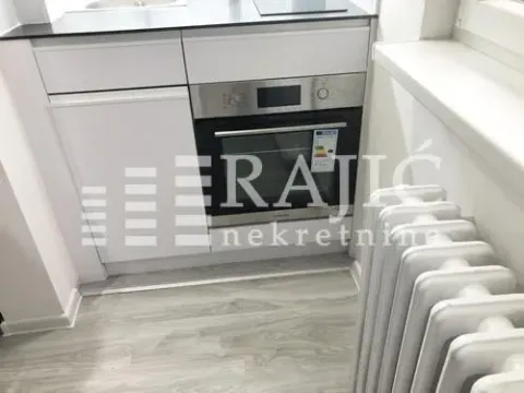 Manja kuhinja sa ugrađenom rernom i šporetom. - image 8