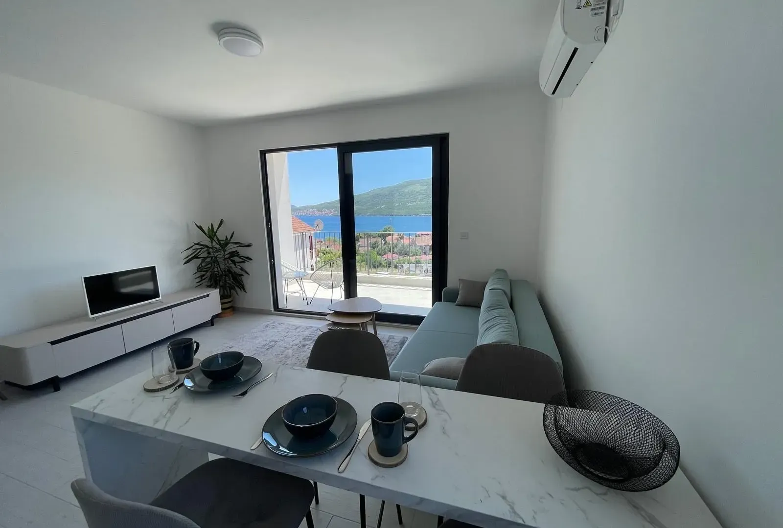 Izdavanje, jednosoban stan, 50m², Đenovići, Herceg Novi