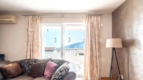 Dnevni boravak sa garniturom i izlazom na terasu sa koje se pruža pogled. - image 22