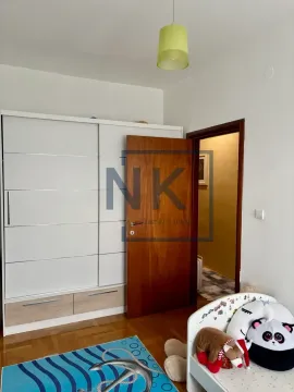 Dječja soba sa bijelim ormarom, krevetom i dječijim tepihom. - image 10