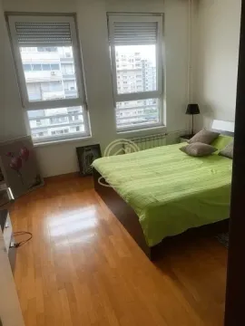 Nameštena spavaća soba sa bračnim krevetom i dva prozora. - image 5