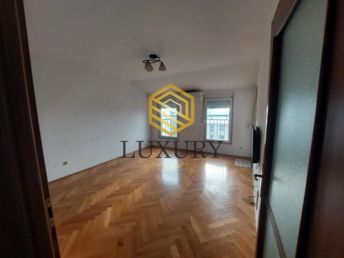 Prodaja, trosoban stan, 80m², Blok 9, Podgorica