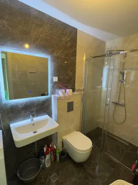 Moderne kupatilo sa tuš kabinom, umivaonikom i WC šoljom. - image 12