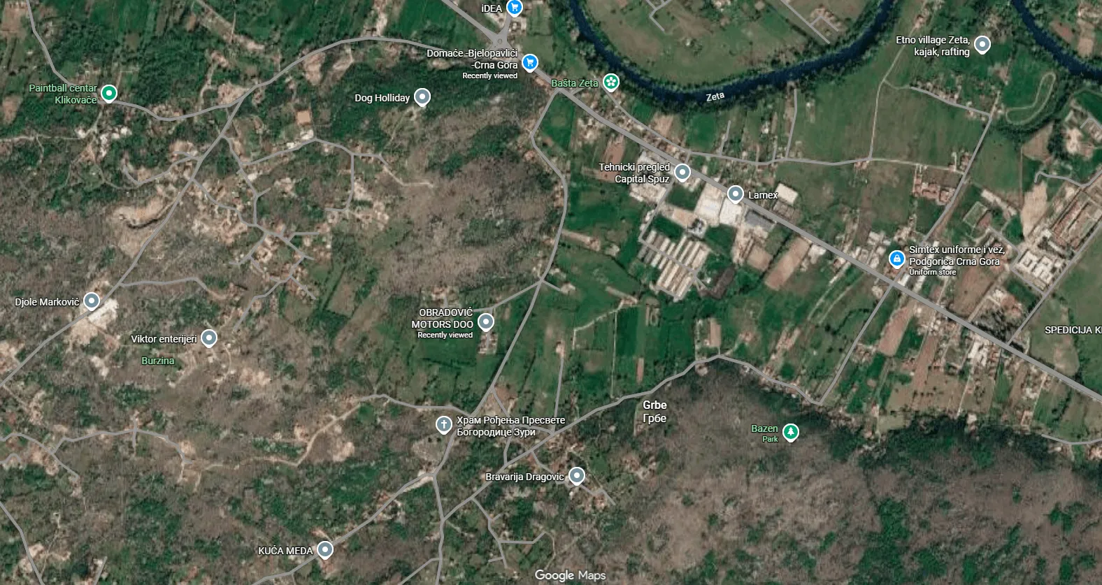 Satitski snimak lokacije sa ucrtanim objektima i oznakama na mapi.