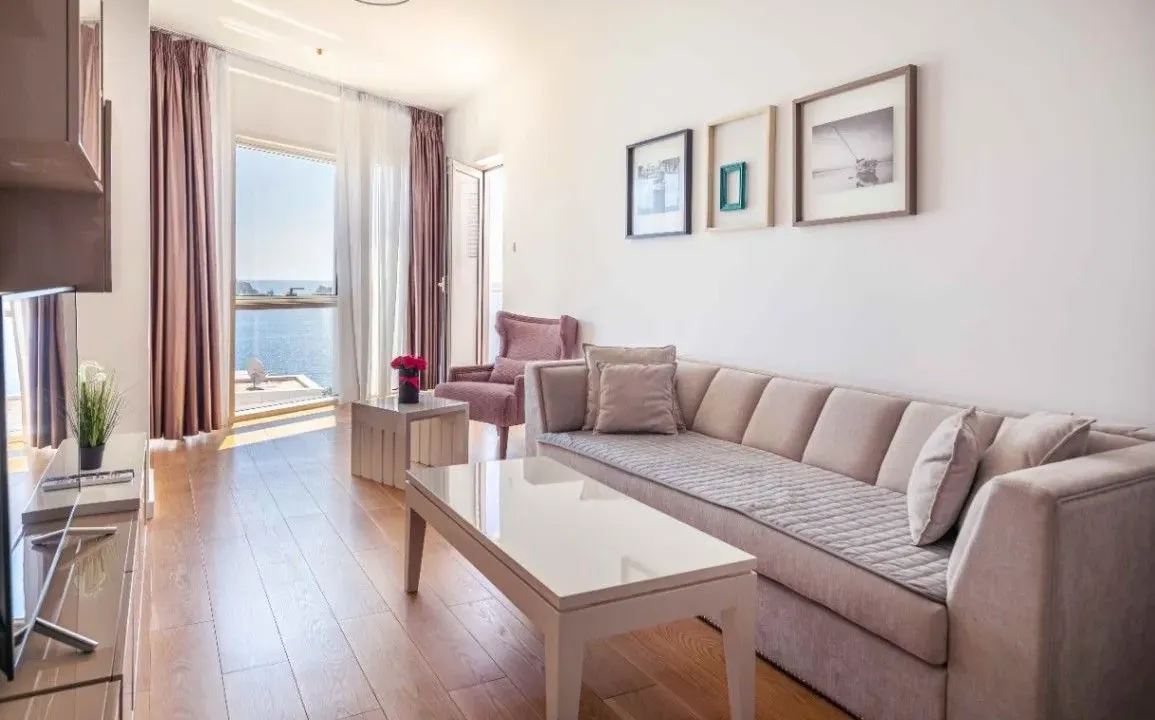 Izdavanje, jednosoban stan, 77m², Budva, Crna Gora