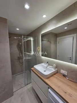 Moderno opremljeno kupatilo sa tuš kabinom i umivaonikom. - image 9