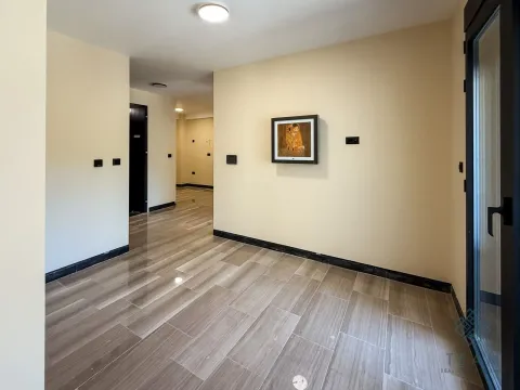 Izdavanje, trosoban stan, 111m², Vezirov Most, Podgorica - image 6