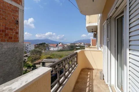Balkon sa pogledom na okolinu i planine u daljini. - image 15