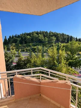 Pogled sa balkona na zeleno brdo i okolinu. - image 2