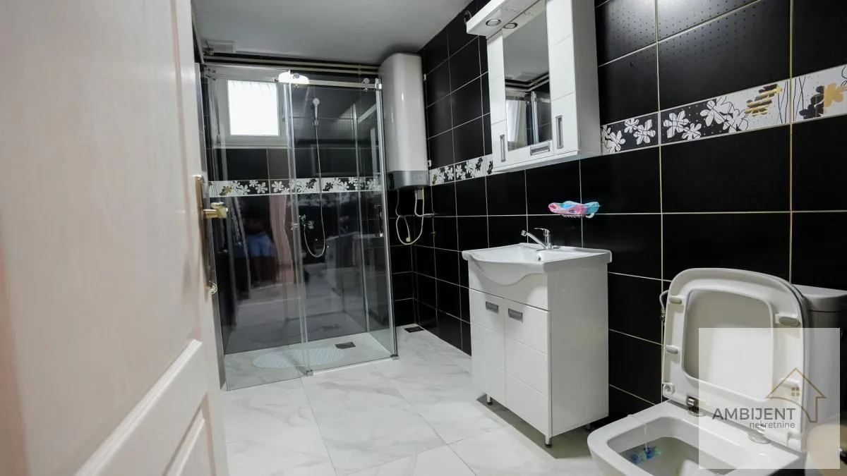 Prodaja, kuća, 131m², Zemun Ugrinovci, Zemun Sve Podlokacije