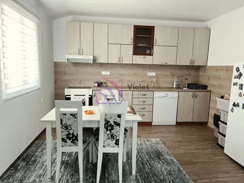 Kuhinja sa trpezarijom i drvenim elementima. - image 3