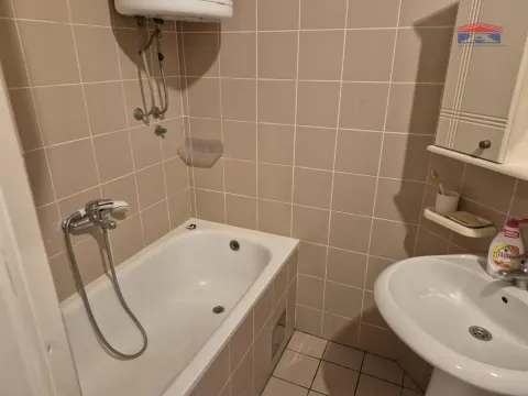 Manje kupatilo sa kadom, umivaonikom i pločicama na zidovima. - image 8