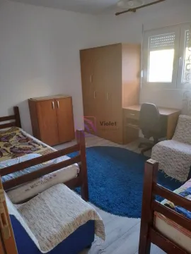 Namještena spavaća soba sa krevetima, ormarom i pisaćim stolom. - image 10