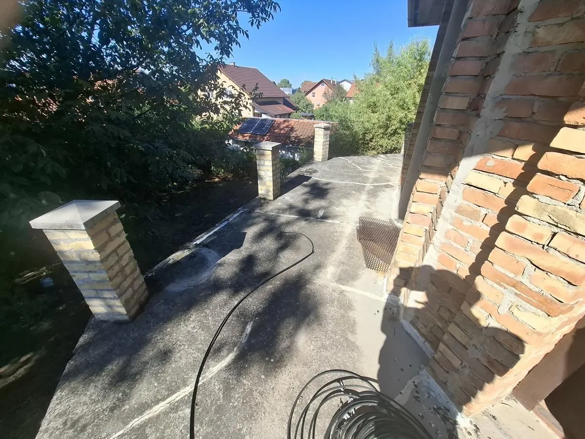 Nezavršena terasa sa pogledom na okolinu i dvorište.