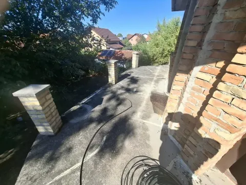 Nezavršena terasa sa pogledom na okolinu i dvorište. - image 24