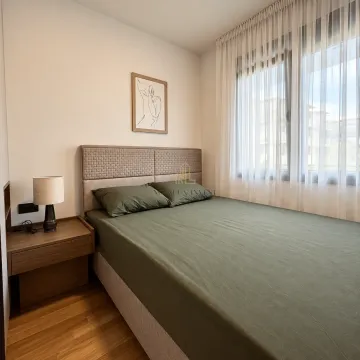 Namještena spavaća soba sa bračnim krevetom, noćnim stočićem i prozorom sa zavjesama. - image 5