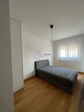 Spavaća soba sa krevetom, ugradnim plakarom i prozorom. - image 7