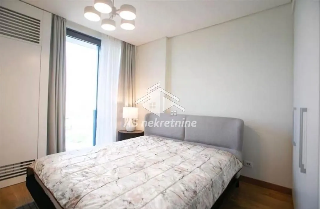 Izdavanje, četvorosoban stan, 142m², Savski Venac, Beograd