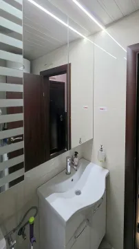 Manje kupatilo sa umivaonikom, ogledalom i pločicama. - image 7