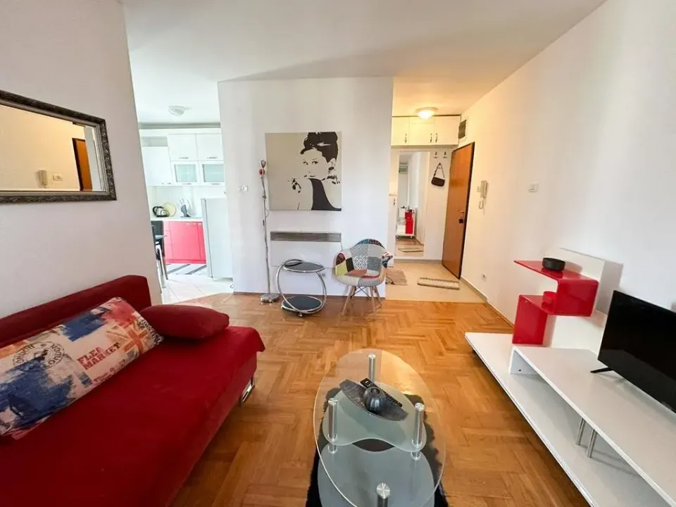 Izdavanje, jednosoban stan, 44m², Podgorica, Crna Gora