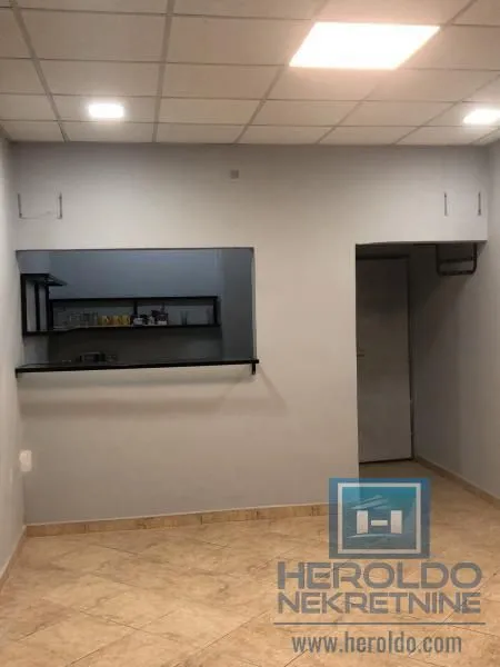 Izdavanje, poslovni prostor, 32m², Centar, Jagodina