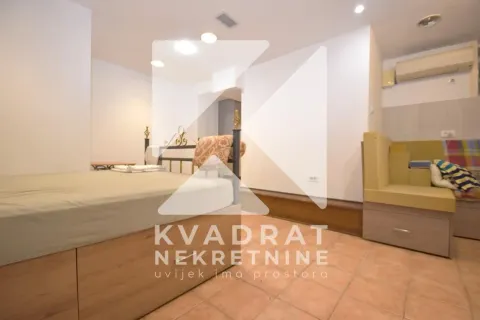 Furnished bedroom with a bed and a built-in bench. - image 6