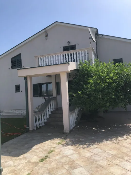 Rent, house, 300m², Dahna, Podgorica