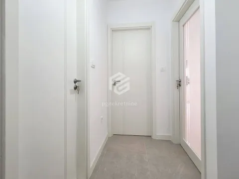 Prodaja, jednosoban stan, 42m², Stari Aerodrom, Podgorica - image 9