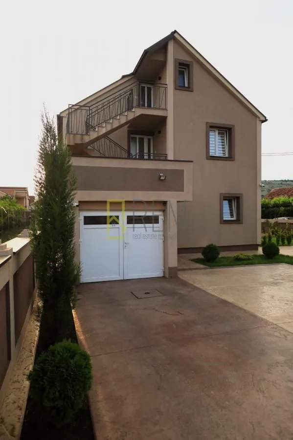 Rent, house, 250m², Tološi, Podgorica