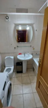 Kupatilo sa lavaboom, ogledalom i veš mašinom. - image 33
