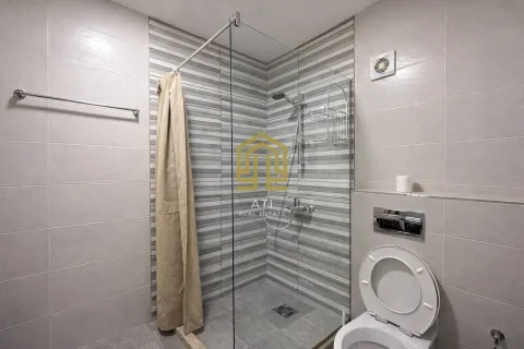 Moderno opremljeno kupatilo sa tuš kabinom. - image 9