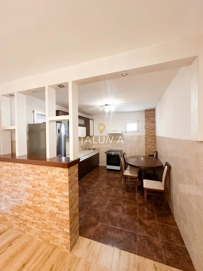 Kitchen with a dining area and a breakfast bar.