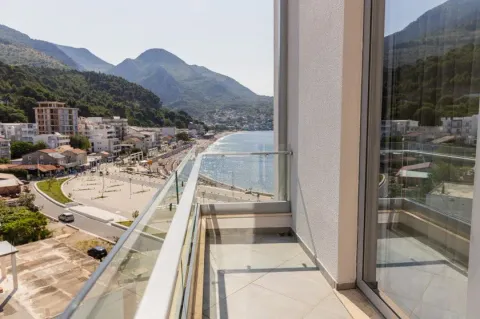 Pogled sa terase na obalu, plažu i okolne planine. - image 2