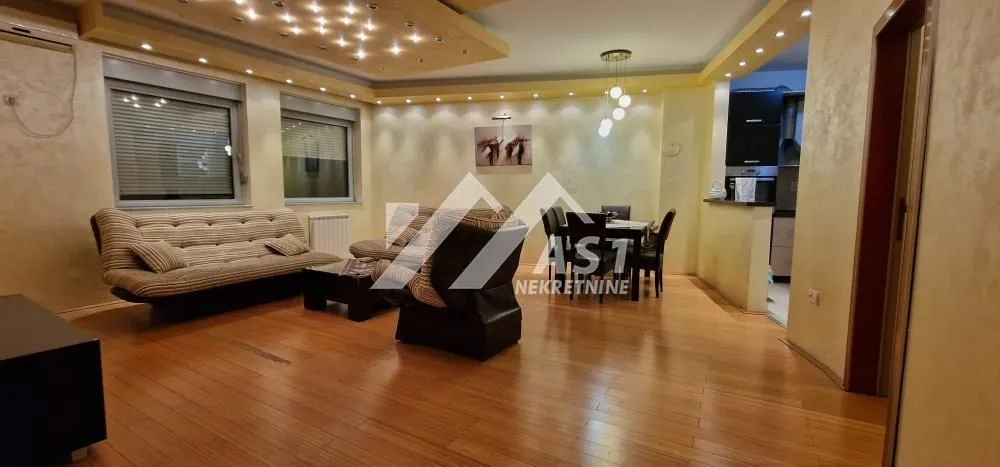 Izdavanje, četvorosoban stan, 99m², Centar, Novi Sad