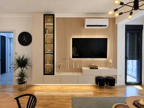 Dnevna soba sa modernim TV elementom, drvenim panelima i ambijentalnim osvjetljenjem. - image 3