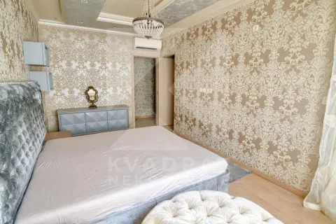 Spavaća soba sa bračnim krevetom, tapetama na zidovima i lusterom. - image 4