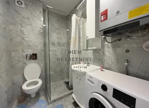 Savremeno opremljeno kupatilo sa tuš kabinom, umivaonikom, WC šoljom i veš mašinom. - image 5