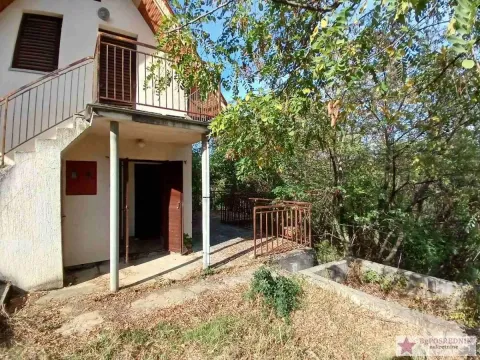 Spoljni pogled na dvorište i ulaz u kuću sa stepeništem i terasom. - image 18