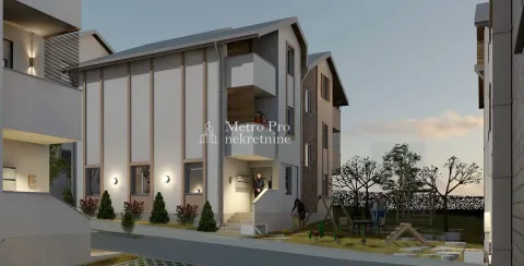 Spoljašnji izgled modernog stambenog objekta sa uređenim dvorištem. - image 3