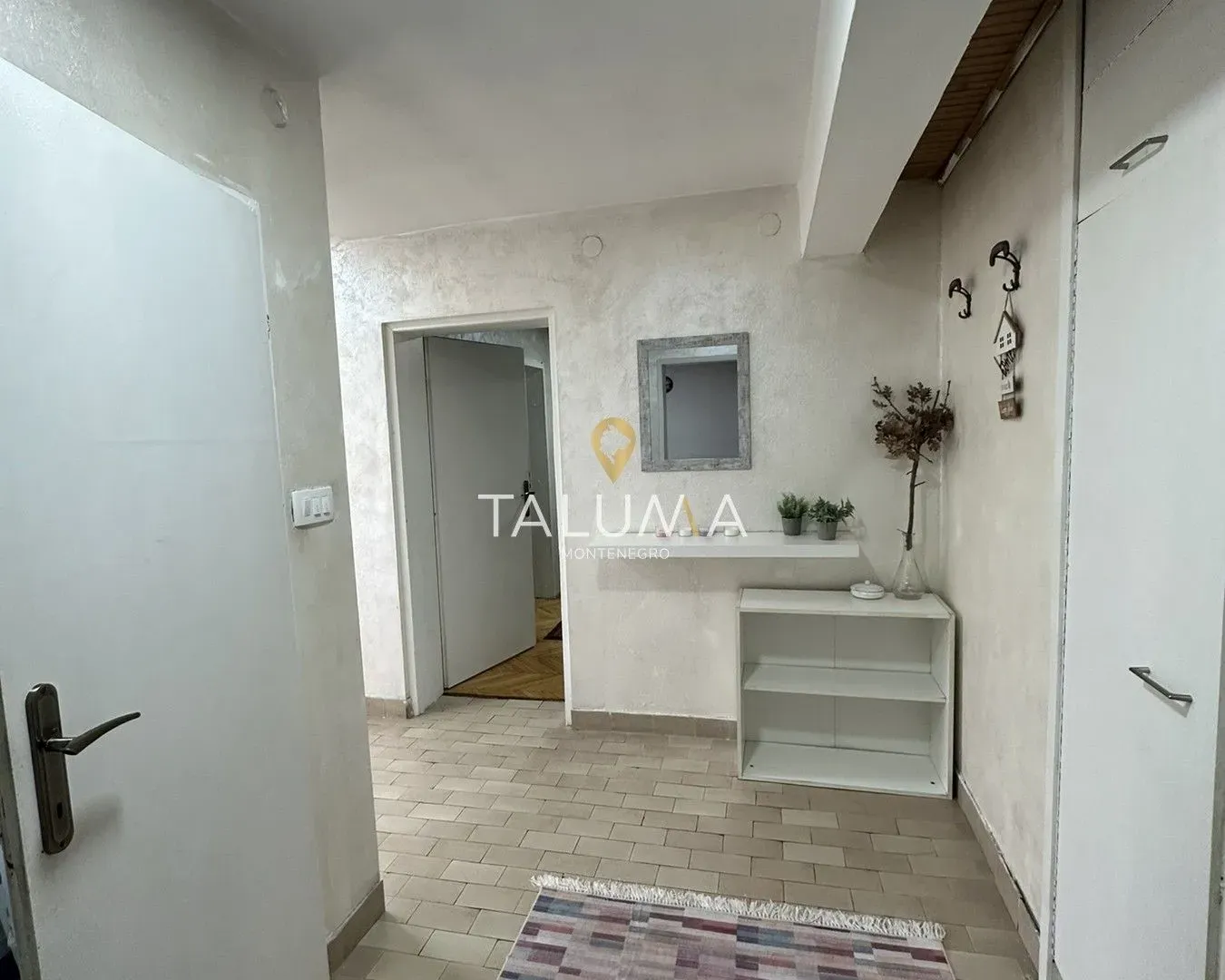 Izdavanje, trosoban stan, 100m², Stari Aerodrom, Podgorica