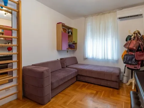 Izdavanje, trosoban stan, 97m², Pod Goricom, Podgorica - image 12